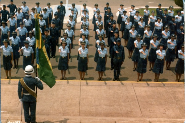 Primeira turma do quadro de graduadas presta juramento à Bandeira/Acervo FAB