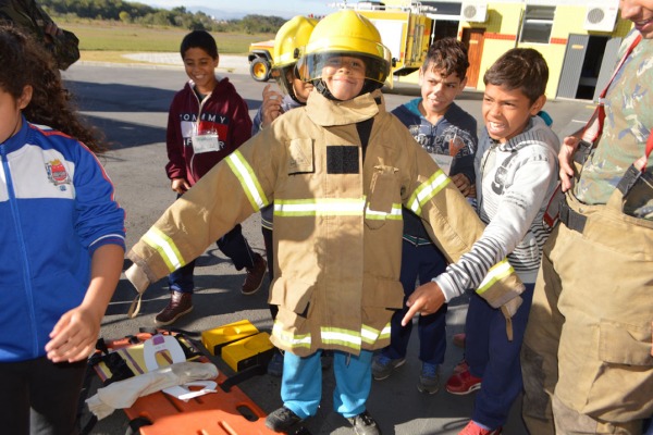 Entre as atividades, as crianças conheceram as aeronaves e aprenderam sobre combate a incêndio