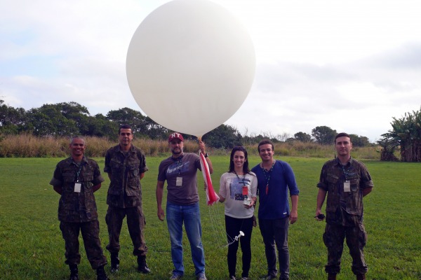 Alunos e Militares com o balão meteorológico
