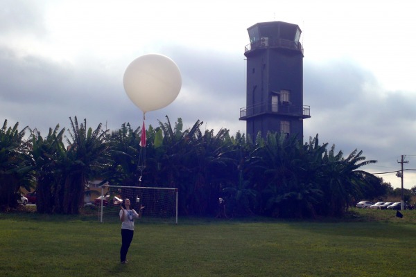 Aluna lançando o balão meteorológico