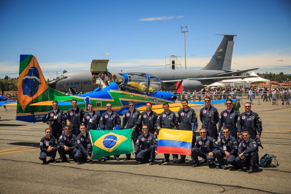 Primeira demonstração da Esquadrilha em altitude elevada foi realizada na feira