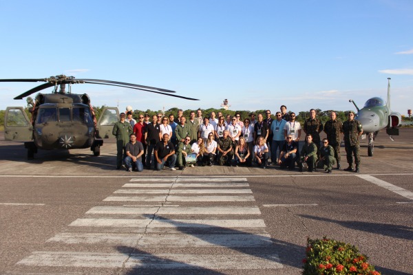 Comitiva posa com as aeronaves Black Hawk e F-5EM/Sgt Carleilson