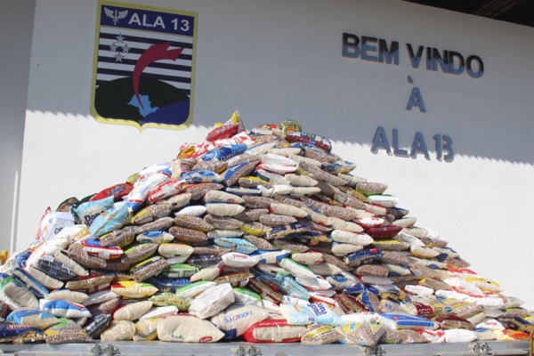 Na Ala 13, uma festa julina arrecadou 1,5 ton de alimentos; no Instituto de Estudos Avançados, houve campanha do agasalho