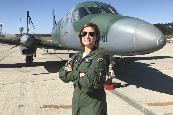 Tenente Juliana, comandante da aeronave