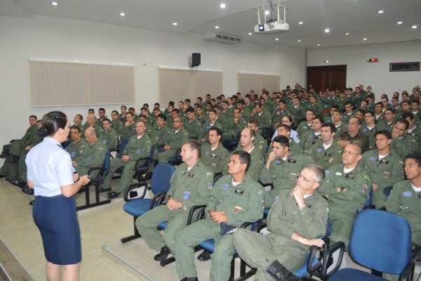 Tenente Pollyana e especialista em psicologia aeronautica