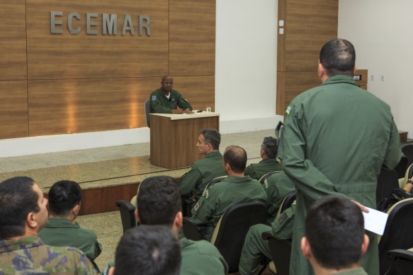 Alunos do CCEM em curso que passará por mudança