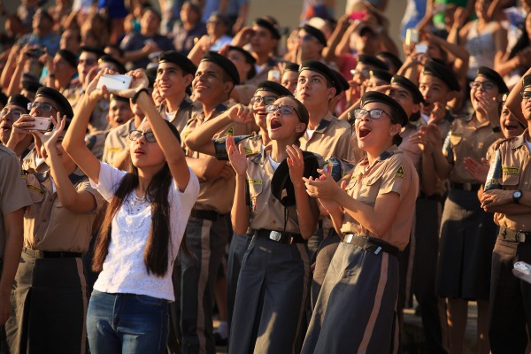 O público também assistiu à cerimônia militar e salto de paraquedistas