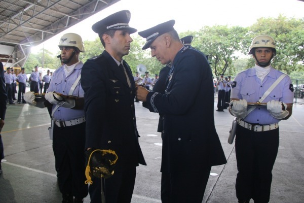 Entrega da Medalha Santos-Dumont na Ala 15, em Recife (PE)