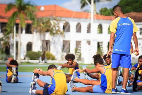 Alunos do PROFESP durante alongamento