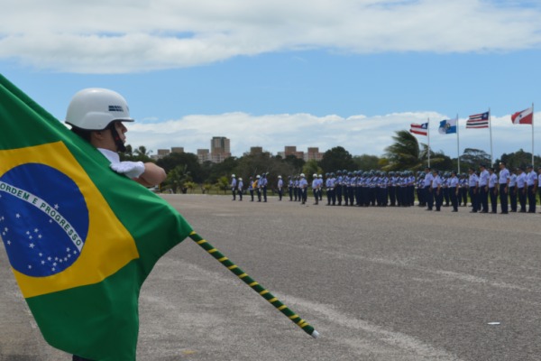 Aspirante conduz Bandeira do Brasil no aniversário da ALA 10