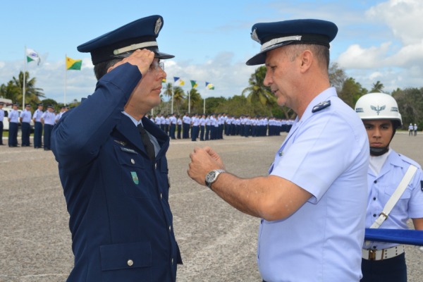 Brigadeiro Farcic entregando medalha por tempo de serviço