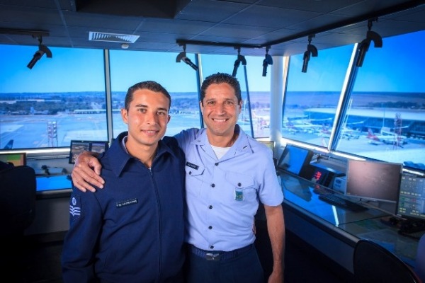 Os dois são controladores de tráfego aéreo da Torre do Aeroporto de Brasília 