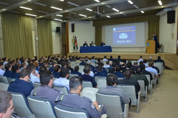 O público-alvo do simpósio foram os pilotos, engenheiros, técnicos, tripulantes, professores e universitários