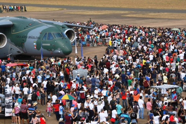 Cerca de 60 mil pessoas participaram do Domingo Aéreo