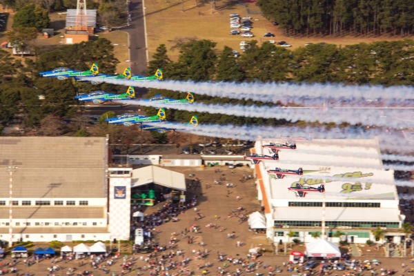 O evento contou com mais de vinte atrações, entre elas, a apresentação da Esquadrilha da Força Aérea Chilena