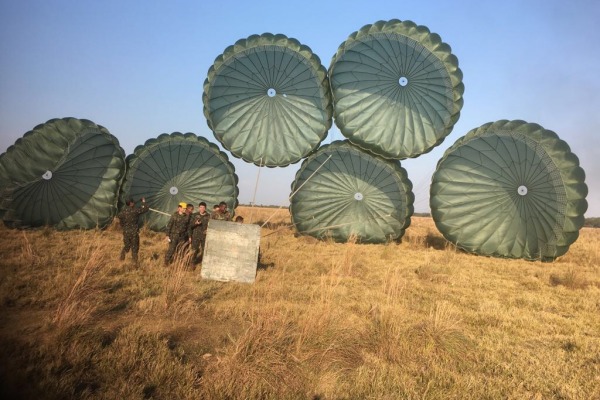 Pela primeira vez, o Esquadrão realiza lançamento conjunto do paraquedas C-6 em avião militar