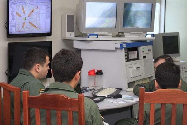 Pilotos fazendo análise da missão