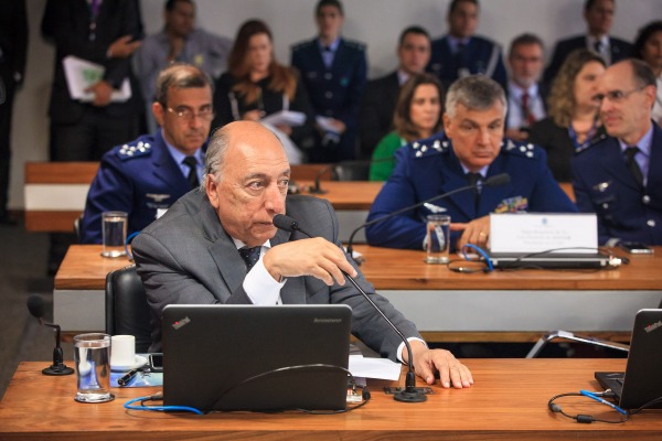 Senador Pedro Chaves durante debate na Comissão