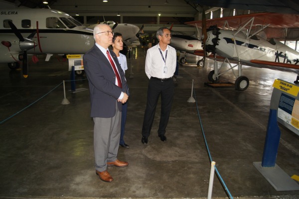 Visita ao hangar de aeronaves