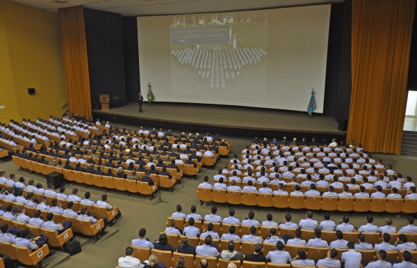 Cadetes e Oficais da AFA em palestra com o Comandante da Aeronáutica