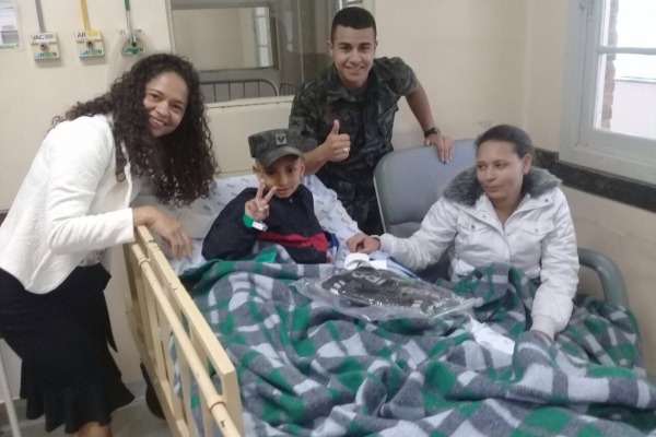 Durante a visita, os militares distribuíram kits e levaram alegria para os pacientes