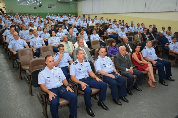 Autoridades  e convidados na cerimônia de aniversário