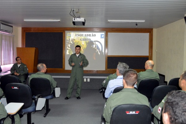 Os comandantes falaram sobre os esquadrões para os pilotos