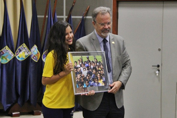 Entrega de lembrança ao Ministro da Defesa