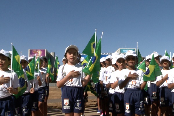 Menina Maysa do Projeto Forças no Esporte entoando o Hino Nacional 