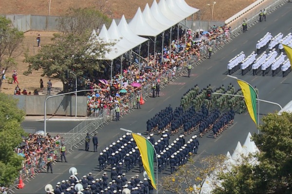 Esquadrilha da Fumaça encerrou o desfile no final da manhã