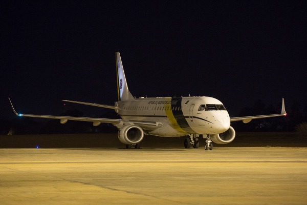 O avião presidencial VC-2 pousou em Brasília por volta de 1h30min