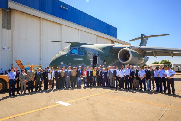 Nesta quinta-feira (14/09), dezenove parlamentares estiveram na fábrica da Embraer em Gavião Peixoto (SP)