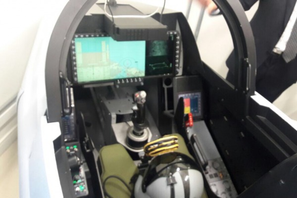 Painel WAD já instalado e funcionando no mock-up do Gripen