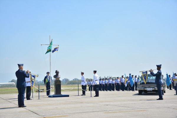 Homenagem foi realizada na Base Aérea dos Afonsos junto ao busto do Patrono da FAB