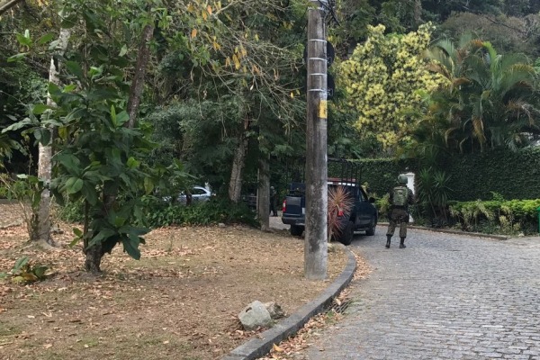 Militares monitoram possível rota de fuga da Rocinha