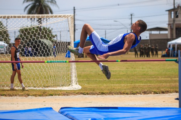 Salto em altura é um dos esportes disputados