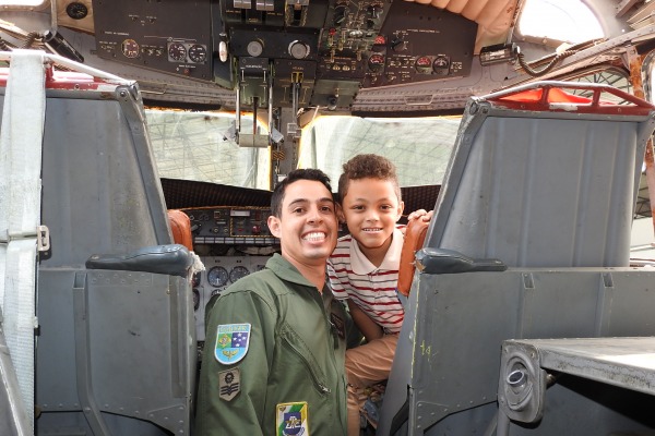 Liédson conhece o interior do C-115 Búfalo