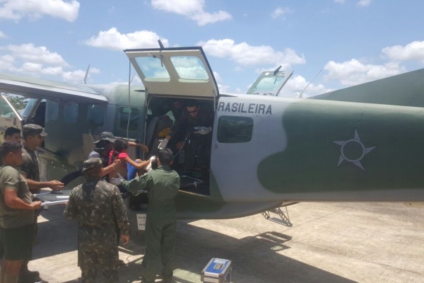 Jovem indígena de 13 anos chegou ao Pelotão de Fronteira do Exército e foi resgatada por aeronave da FAB