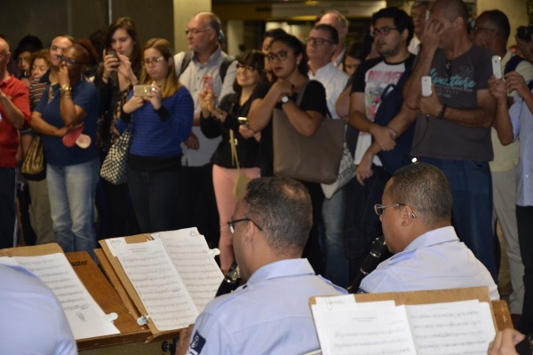 A apresentação empolgou o público que transitava pela estação