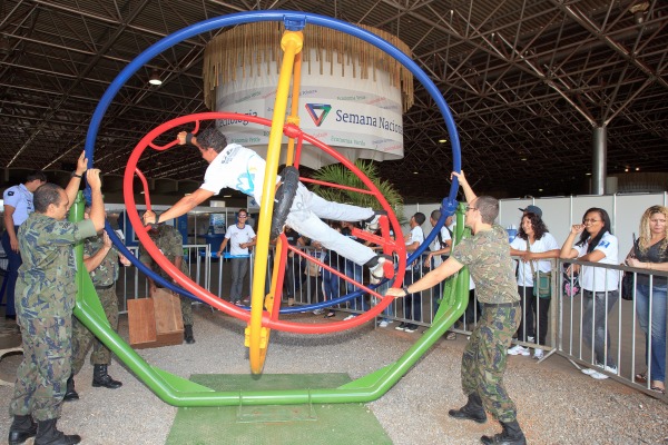O Giroscópio Humano (GIROTEC) é uma das atrações do estande da FAB na SNCT
