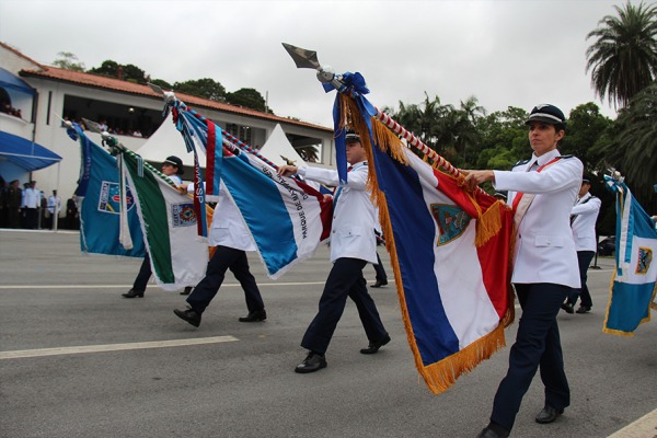 Estandartes durante o desfile em São Paulo