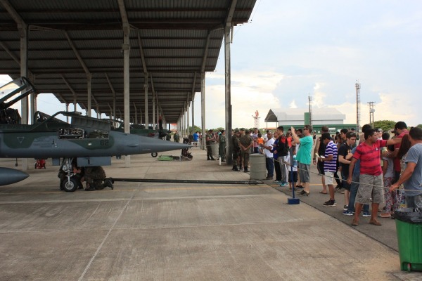 Visitantes observando aeronave F-5M