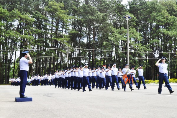 O desfile da tropa contou com a presença de alunos do ITA