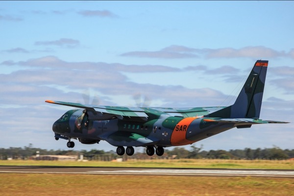 A aeronave SC-105 Amazonas SAR sobrevoou durante seis horas na busca pelo submarino