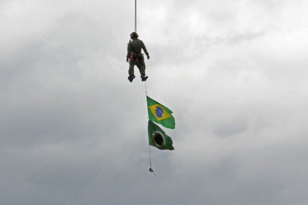 O objetivo dos cadetes era alcançar um ponto seguro para serem resgatados