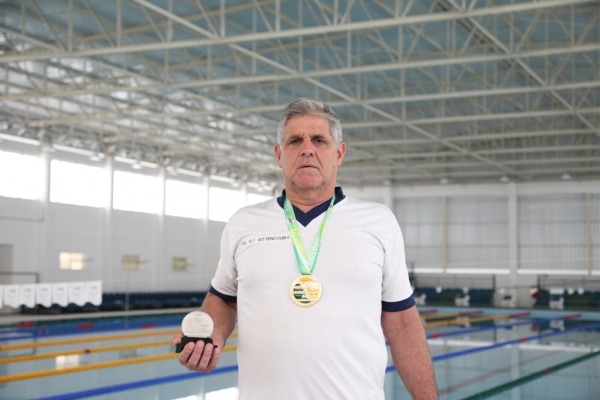 Coronel Bittencourt com medalha e troféu das provas de natação