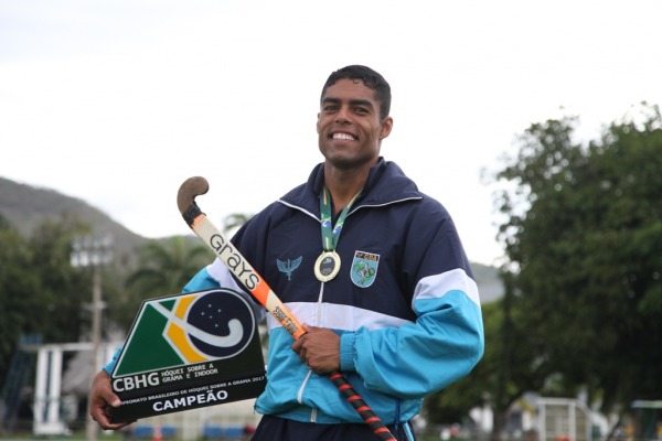 Sargento Mendonça com o Troféu do Brasileiro de Hóquei sobre a Grama Masculino