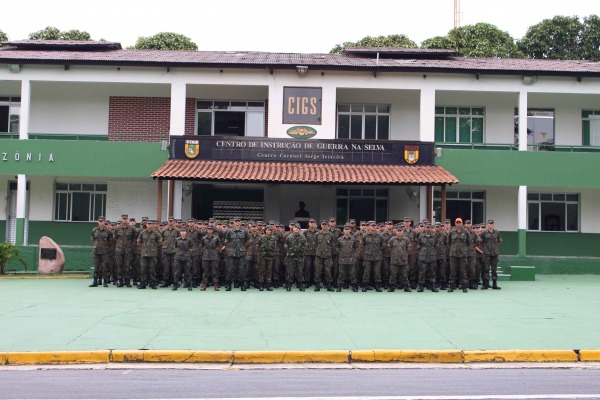 Os cadetes visitaram o CIGS