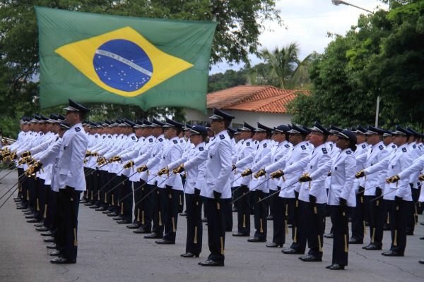 Formandos realizam juramento à Bandeira Nacional