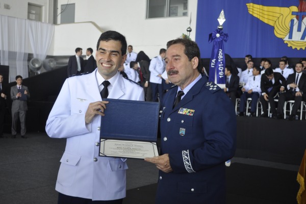 Capitão Aviador foi um dos seis formandos que receberam a maior honraria do ITA